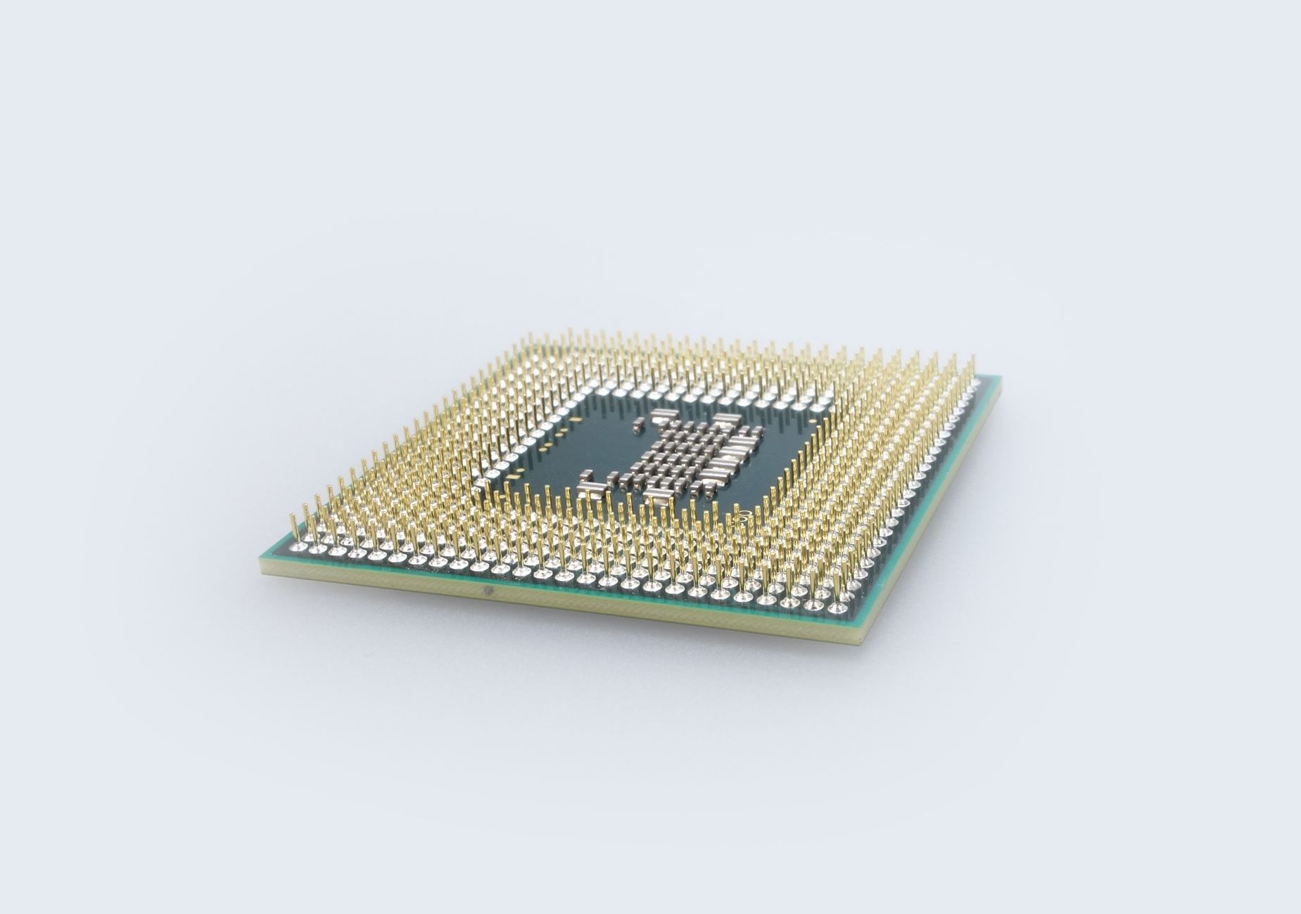 派对场景里，一局牌太长会拖垮整桌人的注意力