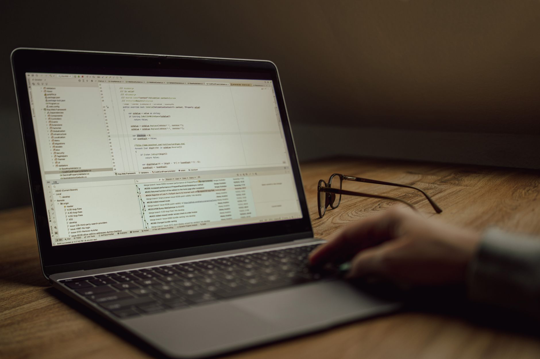 比如周末的「夜局主题房」会换一套深色界面和轻音乐